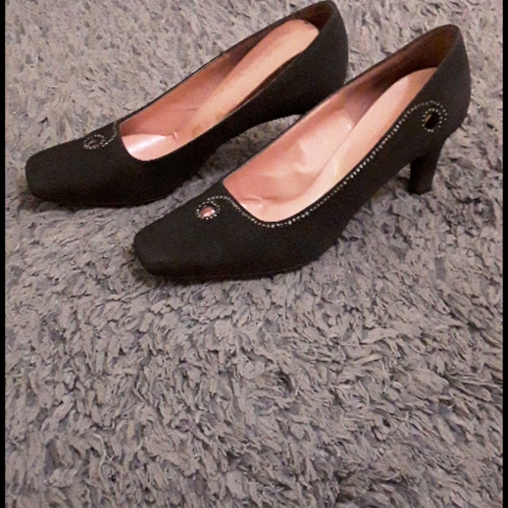 Black dress pumps